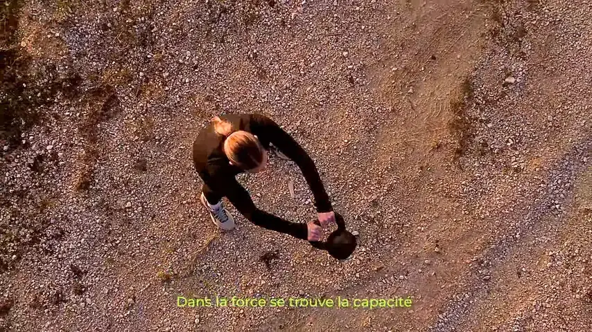 Le film du club, joué en plein écran, en boucle et muet.